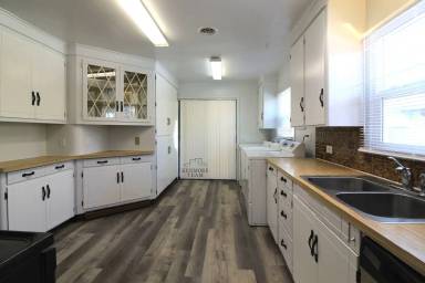 Main picture of 700 Adams St