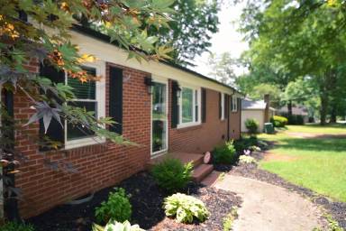 Main picture of 601 S Cedar Ave
