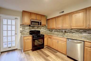 Main picture of 1228 W Lombard St