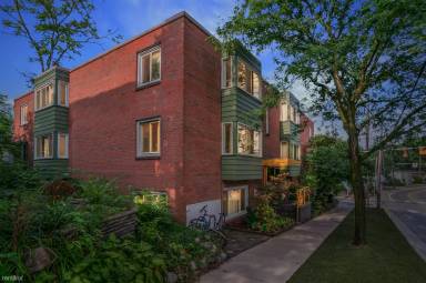 Main picture of 220 N 1st St