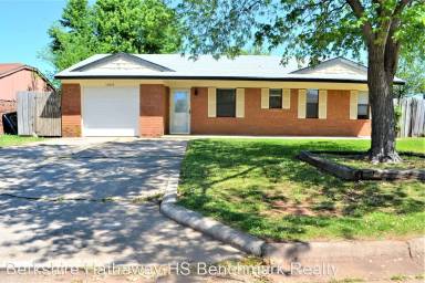 Main picture of 1209 Whispering Glen St