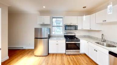 Main picture of 214 Hanover St