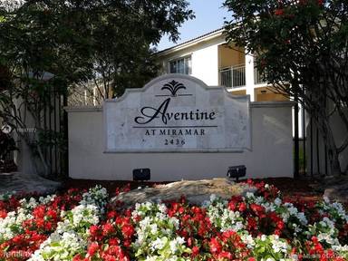 Main picture of 2433 Centergate Dr