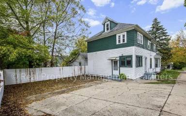 Main picture of 901 Baraga St NE