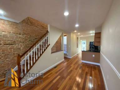 Main picture of 1942 Light St