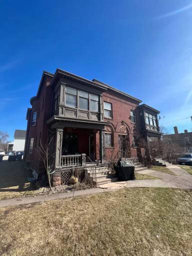 Main picture of 102 S 14th Ave E