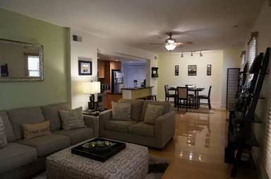 Main picture of 400 E Walnut St