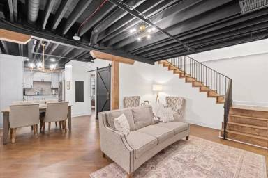 Main picture of 210 N Main St