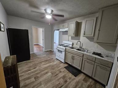 Main picture of 810 E 8th St