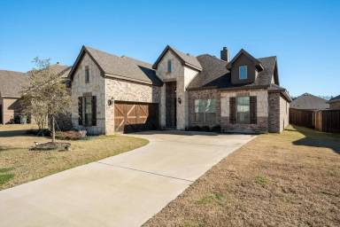 Main picture of 814 Summer Grove Dr