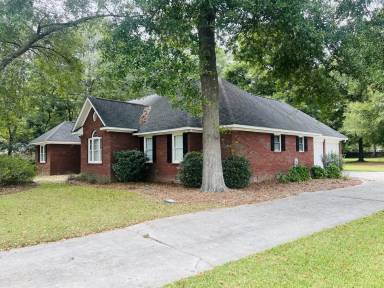 Main picture of 121 Holly Dr