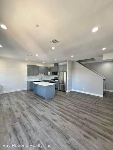 Main picture of 1147 1/2 Tamarind Ave