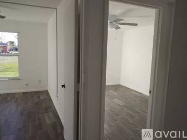Main picture of 1123 S Loop Blvd