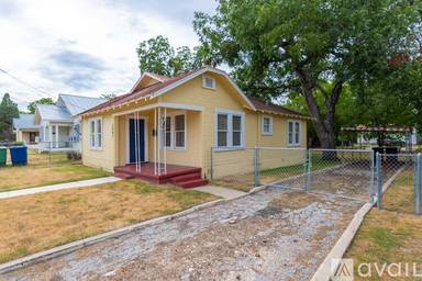 Main picture of 2447 E Houston St