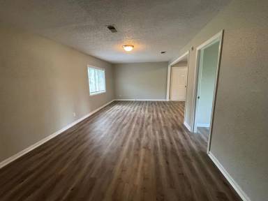 Main picture of 402 Poplar St