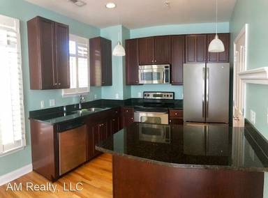 Main picture of 605 Hawthorne Ln