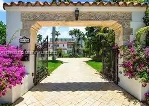 Main picture of 5661 Pine Tree Dr