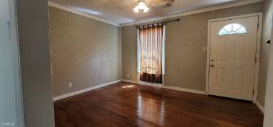 Main picture of 2425 Denison St