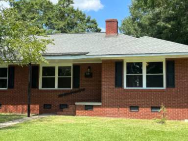 Main picture of 621 Cameron Dr