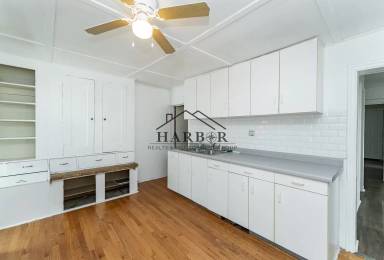 Main picture of 225 10th St NW