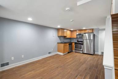 Main picture of 2351 Christian St