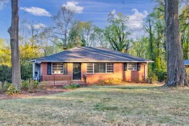 Main picture of 820 Pinehill Dr SE