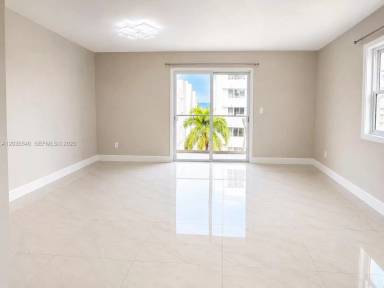 Main picture of 4122 Collins Ave
