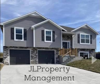 Main picture of 701 SW Powell Dr