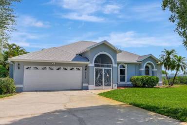 Main picture of 2704 SE Eagle Dr
