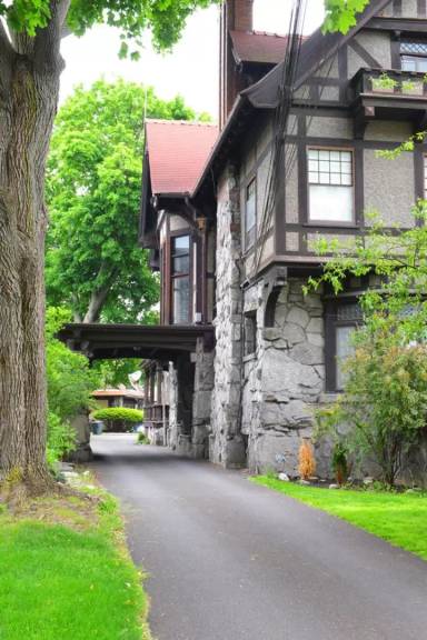 Main picture of 10 Riverside Dr
