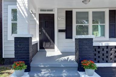 Main picture of 720 W Victory Dr