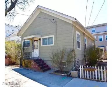 Main picture of 114 Beacon St