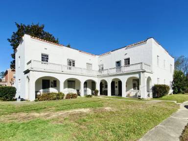 Main picture of 1689 S Sycamore St