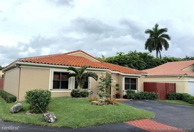 Main picture of 440 SW 88th Ct