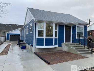 Main picture of 2724 S Lake St