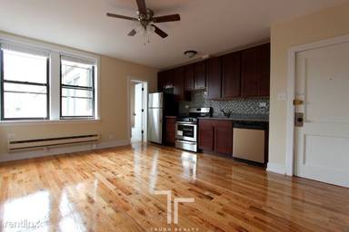 Main picture of 818 W Diversey Pkwy