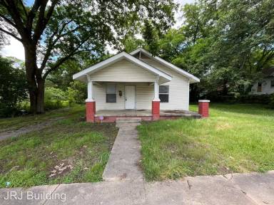 Main picture of 1715 Maple St