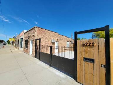 Main picture of 6222 W Addison St