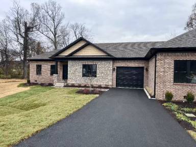 Main picture of 102 Twin Oaks Dr