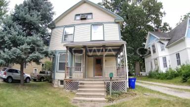 Main picture of 1612 A Ave NE