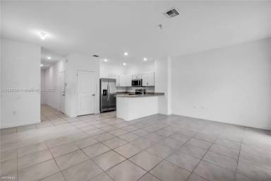 Main picture of 1100 SW 7th Ct