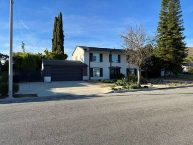 Main picture of 1561 Warwick Ave