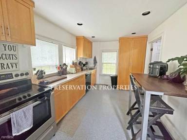 Main picture of 992 Greendale Ave