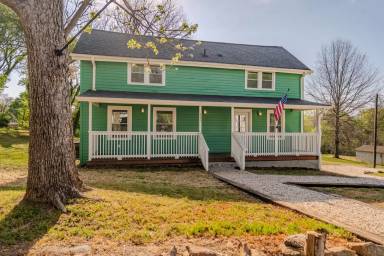 Main picture of 231 Broadway St