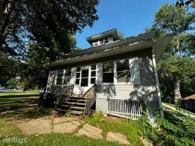 Main picture of 900 N Dodge St