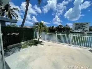 Main picture of 8215 Crespi Blvd