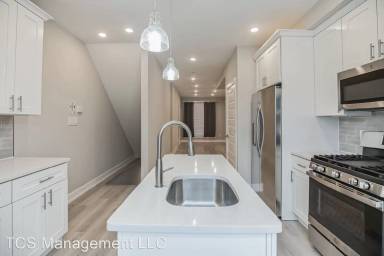 Main picture of 2530 N Howard St