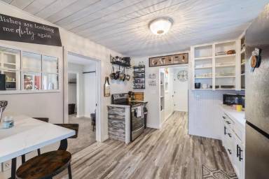 Main picture of 221 Pine St