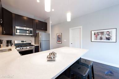 Main picture of 2048 N Damen Ave