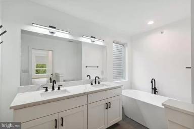 Main picture of 2241 N Hope St